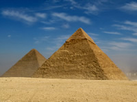 Самые знаменитые пирамиды мира - Хеопса (слева) и Хефрена