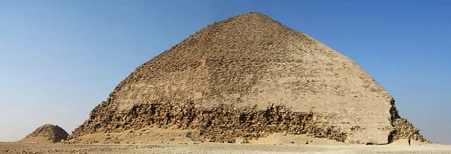 Ломанная пирамида - одна из самых больших пирамид Египта