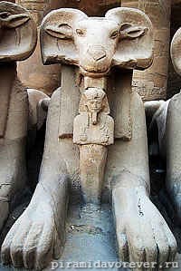 Великий фараон Рамзес II под охраной бога Амона. XIX династия. Храм в Карнаке, Египет 
