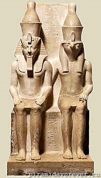 Гор и фараон Хоремхеб, XVIII династия. Музей Кунсткамера, Вена, Австрия