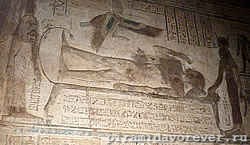 Исида (справа) и Нефтида рядом с телом Осириса. Рельеф. Храм Хонсу в Карнаке, Египет