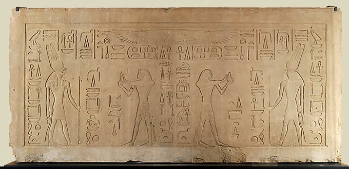 Рельеф из храма божества в Медамуде. Монту и фараон Сенусерт III. Известняк. Ныне хранится в Лувре.