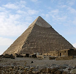 Строительство пирамид связано с солнечным культом. Пирамида Хефрена в Гизе. XXVI век до н.э.