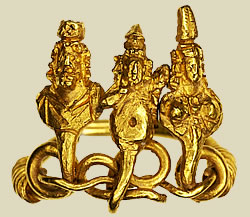 Триада (слева направо): Осирис, Горпократ и Исида. Золотое кольцо. Между 300 и 100 гг. до н.э.  Британский музей