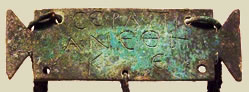 Бронзовая погребальная табличка - ansata - с обращением на греческом языке к Серапису. II век н.э. Метрополитен-музей, США